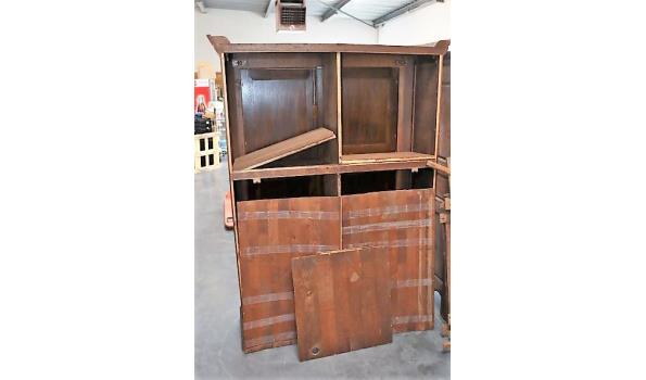 oude houten opbergkast vv 4 deuren, afm plm 138x47x194cm, deels gedemonteerd, licht beschadigd